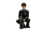 1/16 klęczący niemiecki pułkownik Otto Paetsch z psem z 2 t. wojny, ręcznie malowane